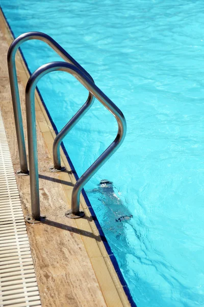 Escalera en la piscina —  Fotos de Stock