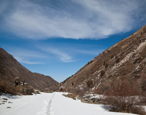 Paisaje volumétrico de montañas a principios de primavera. Sendero nevado —  Fotos de Stock