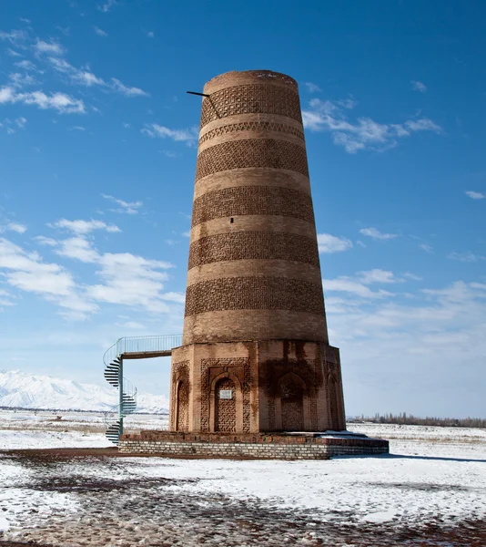 Oude Kirgizische burana toren in de bergen — Stockfoto