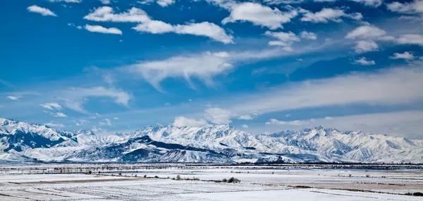 Panoramiczny pejzaż zaśnieżonych gór na wiosnę — Zdjęcie stockowe