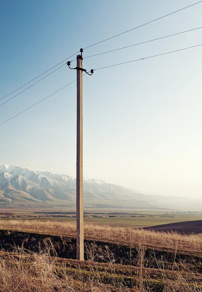 Elektriska pylon i ett berg — Stockfoto