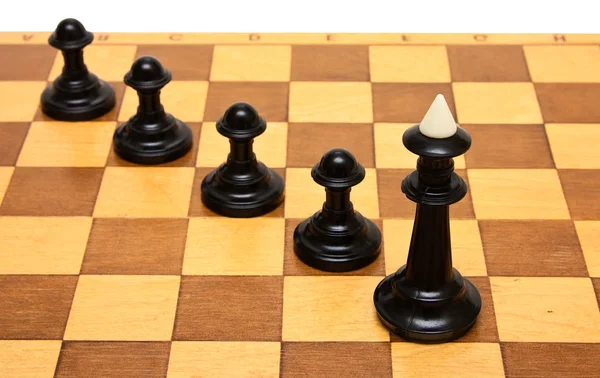 Šachy a lepenky na bílém pozadí — Stock fotografie