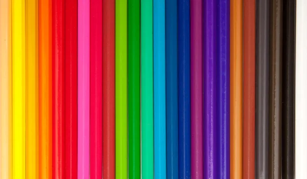 Färgpennor på en vit bakgrund — Stockfoto