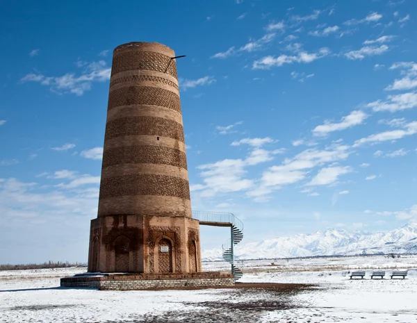 Ősi Kirgiz burana torony a hegyekben — Stock Fotó
