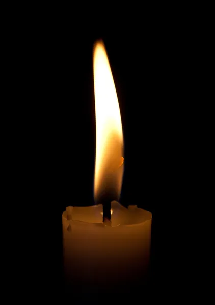 Αναμμένο κερί σε μαύρο φόντο — Φωτογραφία Αρχείου