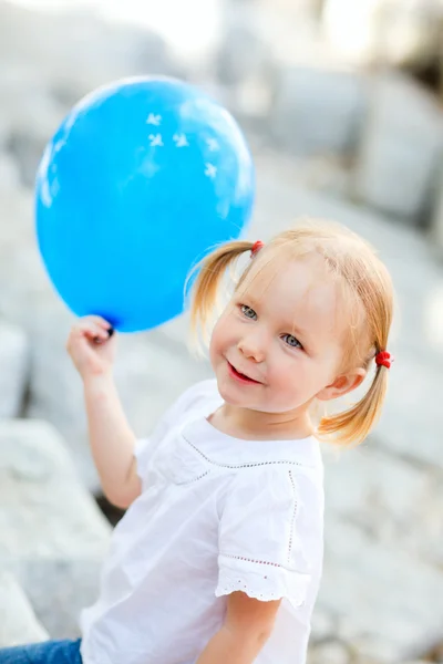 Kislány kék léggömb — Stock Fotó