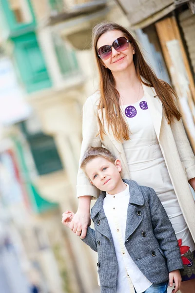Mother and son outdoors in city — Stock Photo, Image