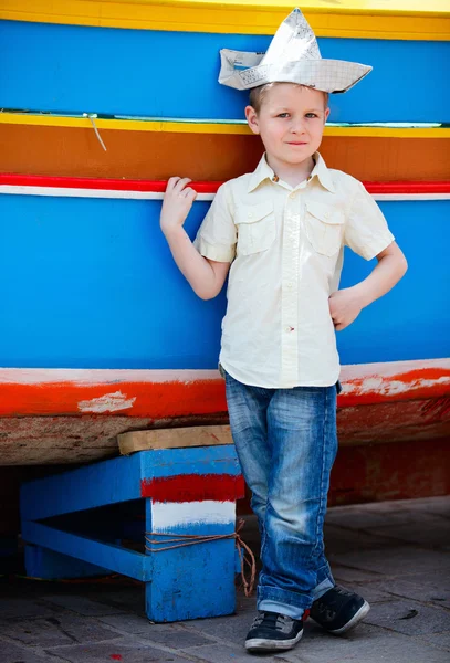 Niño cerca de barco colorido —  Fotos de Stock