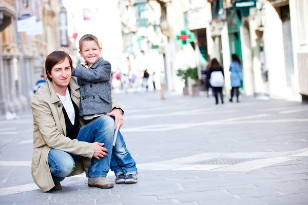 Vader en zoon buitenshuis in stad — Stockfoto