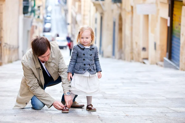 Apa és lánya a szabadban városban — Stock Fotó