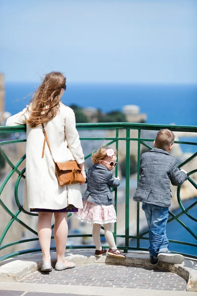 Family at viewpoint — Stock Photo, Image
