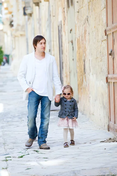 Father and daughter in city — Stock Photo, Image