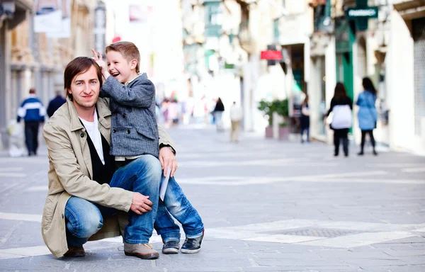 Vader en zoon in stad — Stockfoto