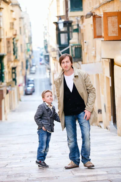 Батько і син в місті — стокове фото