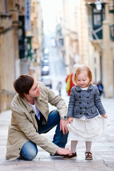 Apa és lánya, a város — Stock Fotó