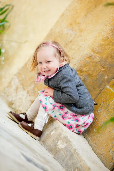 Kis lány portré szabadban — Stock Fotó