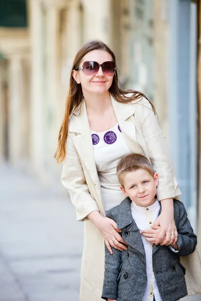 Mor och son utomhus i staden — Stockfoto