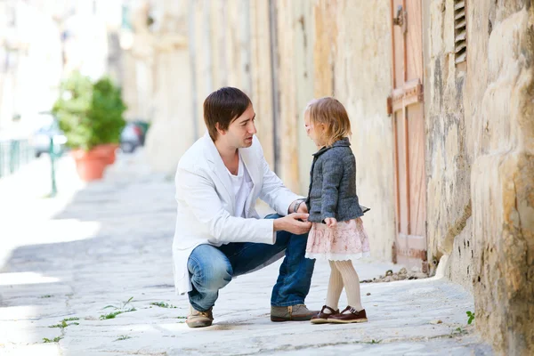 Father and daughter outdoors in city — Stock Photo, Image
