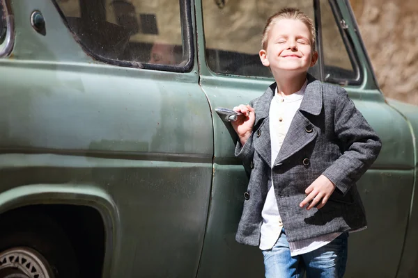 Мальчик возле машины — стоковое фото
