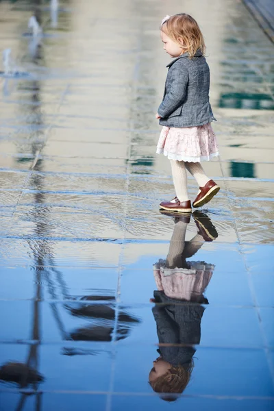 Liten flicka som leker i gatan fontän — Stockfoto