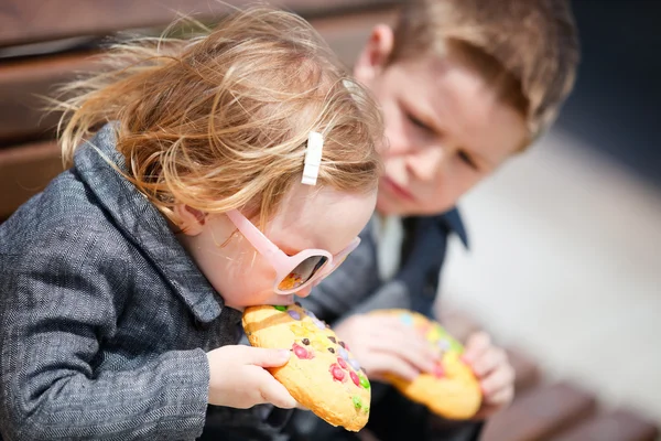 Děti jedí soubor cookie — Stock fotografie