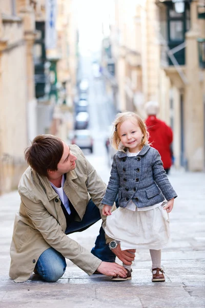 Apa és lánya, a város — Stock Fotó