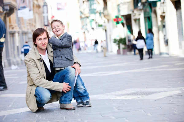 Отец и сын на улице в городе — стоковое фото