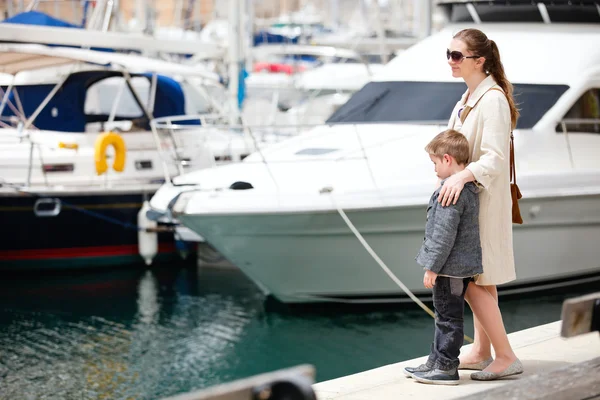 Matka a syn v přístavu — Stock fotografie