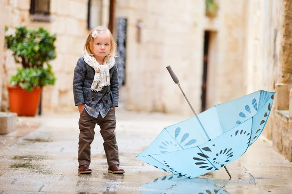 Bambina in un giorno di pioggia — Foto Stock