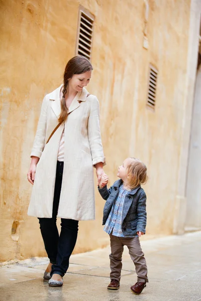 Mother and daughter in city — Stock Photo, Image