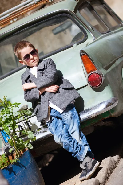 Мальчик на улице — стоковое фото