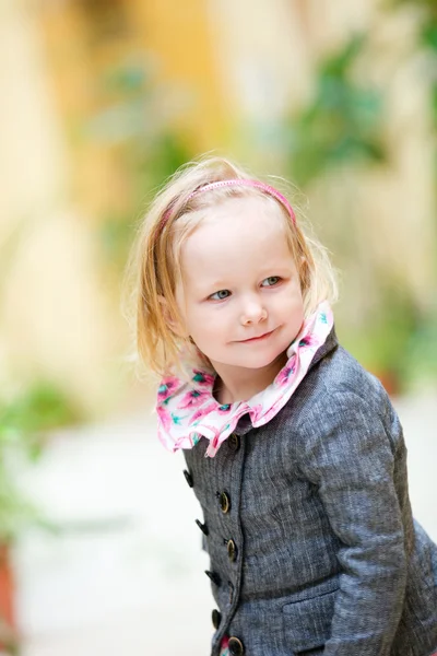 Kleines Mädchenporträt im Freien — Stockfoto