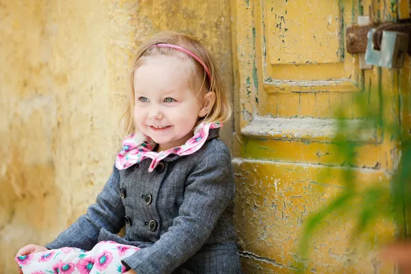 屋外、小さな少女の肖像画 — ストック写真