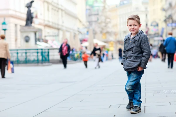 Niño en la ciudad — Foto de Stock