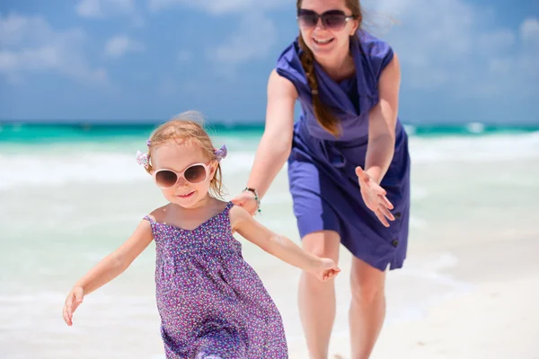 Madre e figlia che corrono in spiaggia — Foto Stock