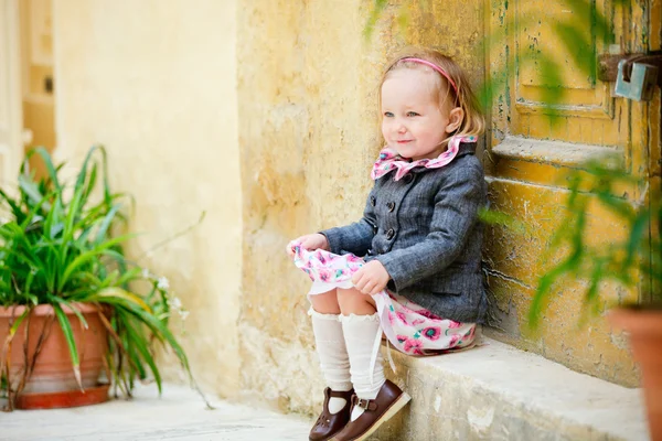 Очаровательная маленькая девочка — стоковое фото
