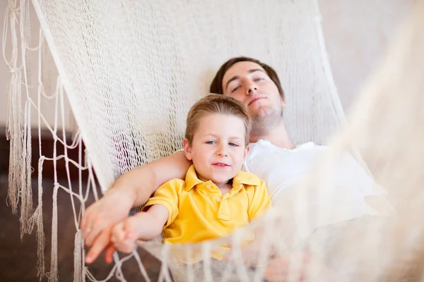 Padre e hijo relajándose en hamaca —  Fotos de Stock