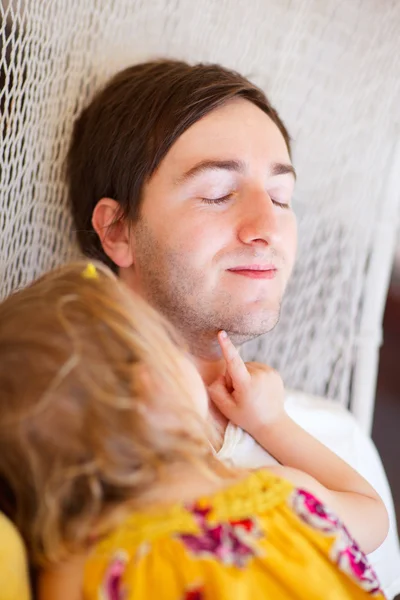 Pai e filha relaxando na rede — Fotografia de Stock