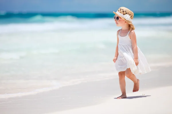 Dametje op strand — Stockfoto