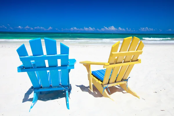 Bunte Stühle am Strand — Stockfoto