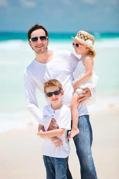 Familie im Karibik-Urlaub — Stockfoto