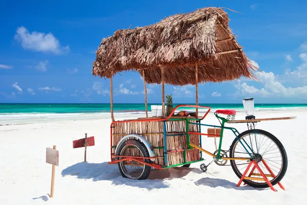 Bicicleta bar playa — Foto de Stock