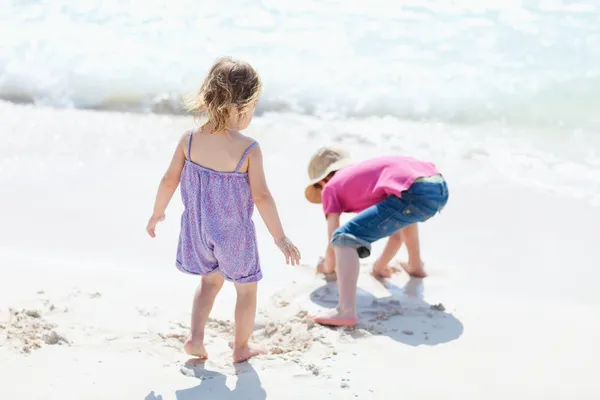 Двоє дітей на пляжі — стокове фото