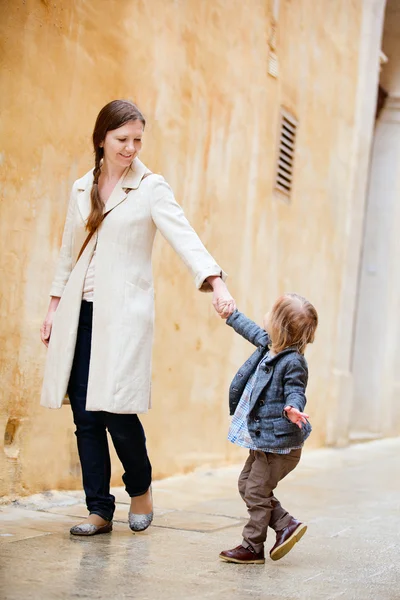 Mother and daughter in city — Stock Photo, Image