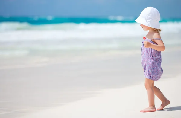 Lilla söta tjejen på stranden — Stockfoto