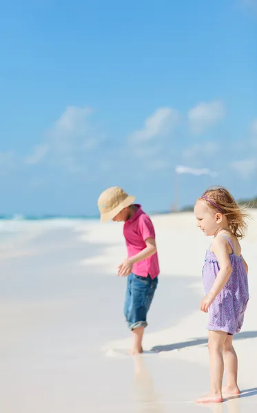Dos niños en la playa — Foto de Stock