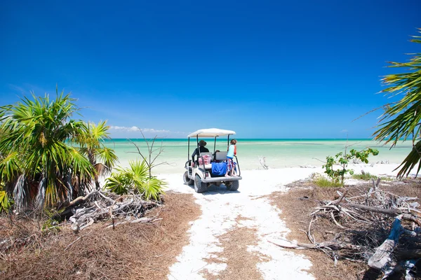 Візок для гольфу на тропічному пляжі — стокове фото