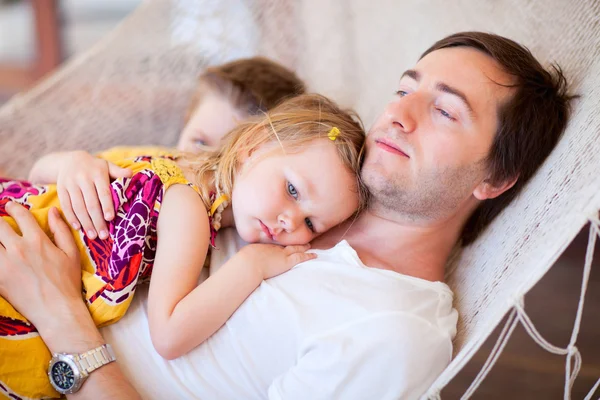Vader en zijn kinderen ontspannen in een hangmat — Stockfoto