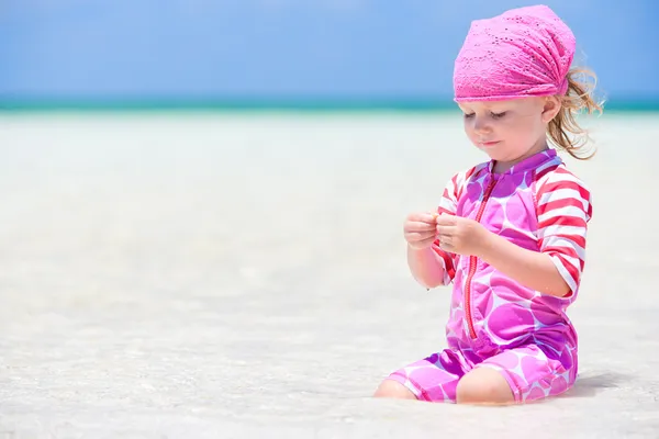 Little girl at tropical beach — Stock fotografie