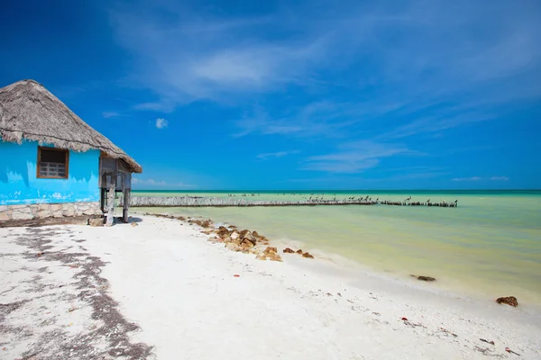 Plaj renkli küçük ev — Stok fotoğraf